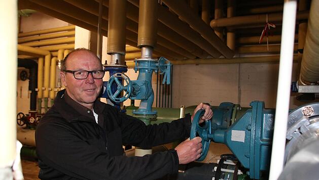 Betriebsleiter Roland B&uuml;hner hofft, dass die Technik im Keller des Bad Kissinger Hallenbades noch so lange durchh&auml;lt, bis an der Kisssalis-Therme das neue Hallenbad gebaut wird. Foto: Ralf Ruppert