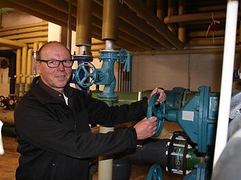 Betriebsleiter Roland Bühner hofft, dass die Technik im Keller des Bad Kissinger Hallenbades noch so lange durchhält, bis an der Kisssalis-Therme das neue Hallenbad gebaut wird. Foto: Ralf Ruppert