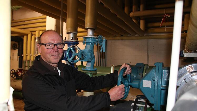 Betriebsleiter Roland Bühner hofft, dass die Technik im Keller des Bad Kissinger Hallenbades noch so lange durchhält, bis an der Kisssalis-Therme das neue Hallenbad gebaut wird. Foto: Ralf Ruppert