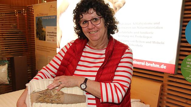 Ingrid Brehm zeigt das innere einer Naturtraummatratze.