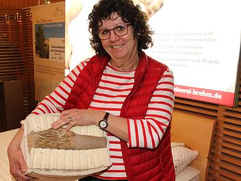 Ingrid Brehm zeigt das innere einer Naturtraummatratze.