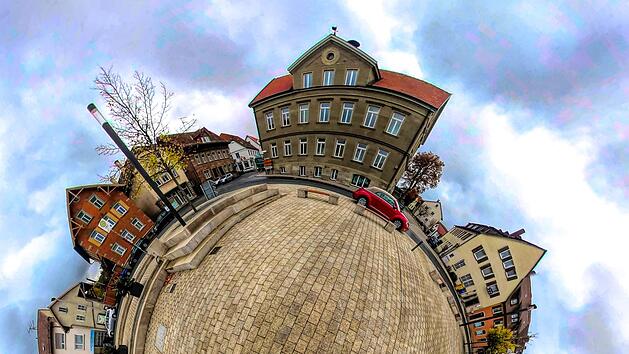 Das Ma&szlig;bacher Rathaus (oben auf unserem Panorama-Bild) am Rande des  Marktplatzes ist nicht nur Schaltzentrale des Marktes Ma&szlig;bach, sondern der  ganzen Verwaltungsgemeinschaft, zu der auch Rannungen und Thundorf geh&ouml;ren.  Foto: Dieter Britz