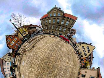 Das Maßbacher Rathaus (oben auf unserem Panorama-Bild) am Rande des  Marktplatzes ist nicht nur Schaltzentrale des Marktes Maßbach, sondern der  ganzen Verwaltungsgemeinschaft, zu der auch Rannungen und Thundorf gehören.  Foto: Dieter Britz