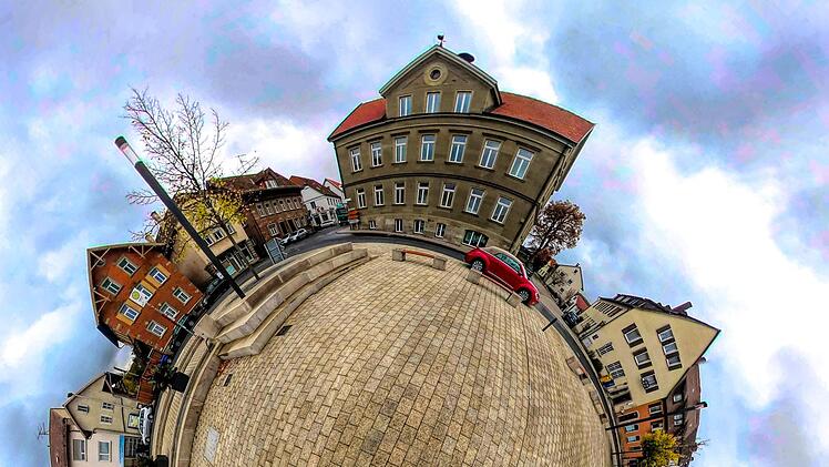 Das Maßbacher Rathaus (oben auf unserem Panorama-Bild) am Rande des  Marktplatzes ist nicht nur Schaltzentrale des Marktes Maßbach, sondern der  ganzen Verwaltungsgemeinschaft, zu der auch Rannungen und Thundorf gehören.  Foto: Dieter Britz