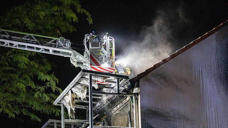 Wohnungsbrand in Erlangen: Bewohner erleidet lebensgef&auml;hrliche Verletzungen