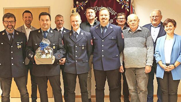 Das neu gew&auml;hlte F&uuml;hrungsteam der Feuerwehr mit Vertretern der Stadt
