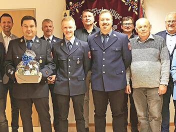 Das neu gew&auml;hlte F&uuml;hrungsteam der Feuerwehr mit Vertretern der Stadt
