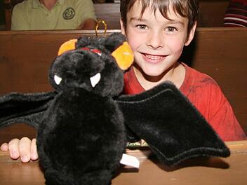 Pelo Pöschka ist begeistert von der großen Plüschfledermaus. Fotos: Sonja Adam