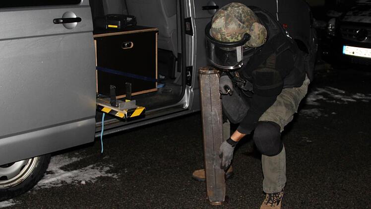 SEK-Beamter verraeumt einen Rammbock im Auto.Foto: Weier, News5