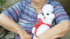 Ilse Degelmanns witzigstes Werk ist der weiße Pudel mit einer PET-Flasche im Inneren.