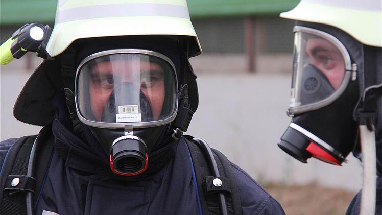 Atemschutzträger bei der Feuerwehrübung in der Gemeinde Wartmannsroth.