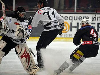 Keeper Ronny Glaser und Verteidiger Ryan Cornforth feierten mit dem HEC gegen Memmingen einen 4:3-Sieg nach Penalties Foto: Picturedreams