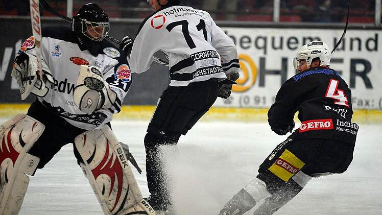 Keeper Ronny Glaser und Verteidiger Ryan Cornforth feierten mit dem HEC gegen Memmingen einen 4:3-Sieg nach Penalties Foto: Picturedreams