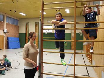 Trainerin Verena Hoppe mit ihren Jungs beim Turnen in der Sporthalle der Volksschule Lonnerstadt. Foto: Maria Leicht