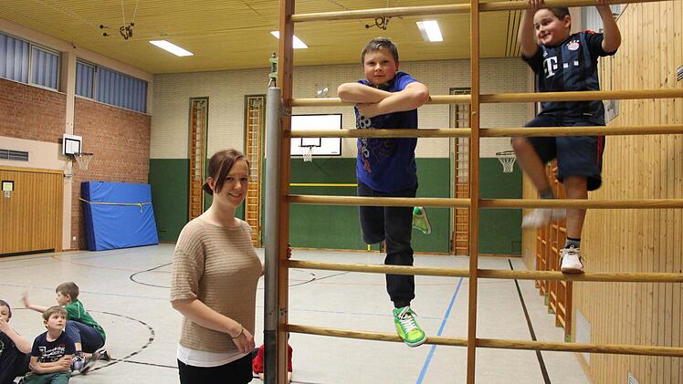 Trainerin Verena Hoppe mit ihren Jungs beim Turnen in der Sporthalle der Volksschule Lonnerstadt. Foto: Maria Leicht
