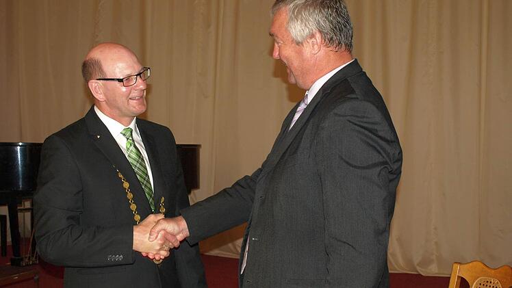 Ein Handschlag von Thomas Stadelmann (links) und Petr Klouda (rechts)bekräftigt den Beginn des Vertrages zur Städtepartnerschaft.