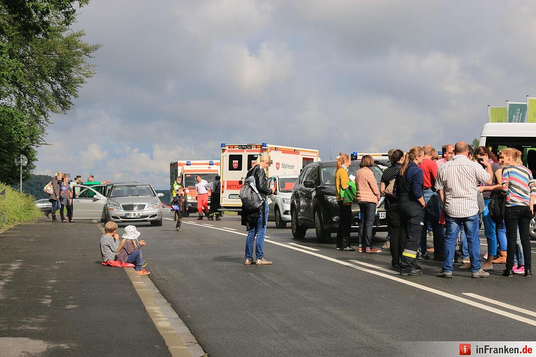 Unfall bei Ebrach: Mit Kindern besetzter Reisebus rutscht in Straßengraben