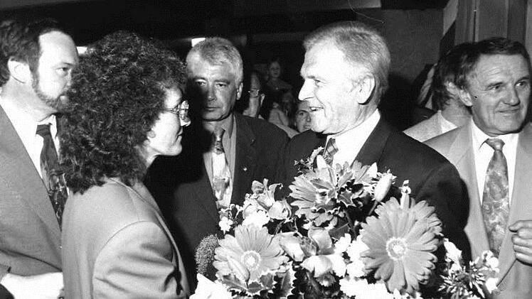 Der damalige Oberbürgermeister Erich Stammberger gratuliert - nach Auszählung der OB-Wahl im Oktober 1994 - seiner Nachfolgerin. Weiter im Bild, von links: SPD-Ortsvereinsvorsitzender Herbert Münch, 2. Bürgermeister Wolfgang Protzner und 3. Bürgermeister Bernd Titus. Foto: BR-Archiv