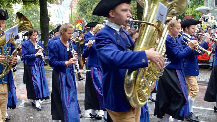 Viele junge Musikanten nahmen für die Bläservereinigung Burkardroth am Umzug teil. Hier ist Julian Saam zu sehen, der mit seiner Tuba auf der rund sieben Kilometer langen Strecke auch ordentlich Gewicht mit sich herumtragen musste.  Foto: Kathrin Kupka-Hahn
