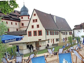 Stühle, Pflanzen und Schirme stehen schon: Am 1. Mai um 16 Uhr öffnet der Kaiserstrand.  Foto: Andreas Schmitt