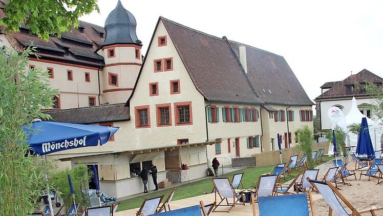 Stühle, Pflanzen und Schirme stehen schon: Am 1. Mai um 16 Uhr öffnet der Kaiserstrand.  Foto: Andreas Schmitt