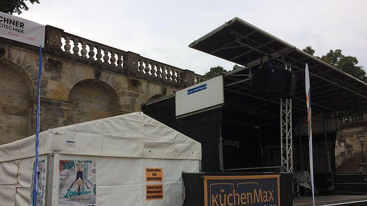 Der Schauplatz des Geschehens am Morgen danach: Im Vordergrund ist die Musikbühne zu sehen, direkt dahinter die Arkaden.Oliver Schmidt