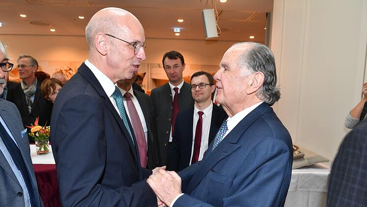 Auch MGO-Geschäftsführer Walter Schweinsberg gratulierte.Foto: Katrin Geyer
