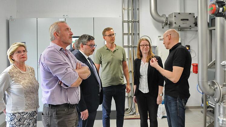 Planer Alexander Dürrschmidt erläutert die  Wirkungsweise der neuen Wasserversorgung der Vikarin Nina Donner, Bürgermeister  Holger  Bezold (Dormitz), Pfarrer Joachim Cibura, Zweitem Bürgermeister  Georg Regenfus (Hetzles) und  Bürgermeisterin  Gertrud Werner (Kleinsendelbach, v. r.).  Foto: Karl Heinz Wirth
