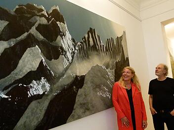 Fiona von Colberg und Joseph Schlosser stehen vor dem Gemälde "Studie zu Alpen" des Künstlers Marc Gumpinger, das mit anderen seiner Objekte in den Kunst- und Antiquitätenwochen ausgestellt wird. Foto : Marion Krüger-Hundrup