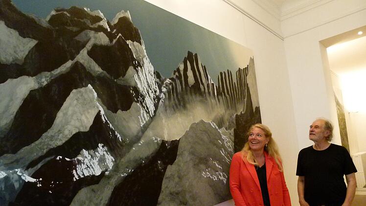 Fiona von Colberg und Joseph Schlosser stehen vor dem Gemälde "Studie zu Alpen" des Künstlers Marc Gumpinger, das mit anderen seiner Objekte in den Kunst- und Antiquitätenwochen ausgestellt wird. Foto : Marion Krüger-Hundrup