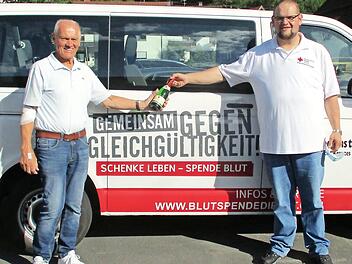 Bereits 175 Mal spendete Willi Müller aus Neufang (li.) Blut. Blutspendebereichsleiter Thomas Reißig dankte ihm herzlich. Foto: Susanne Deuerling