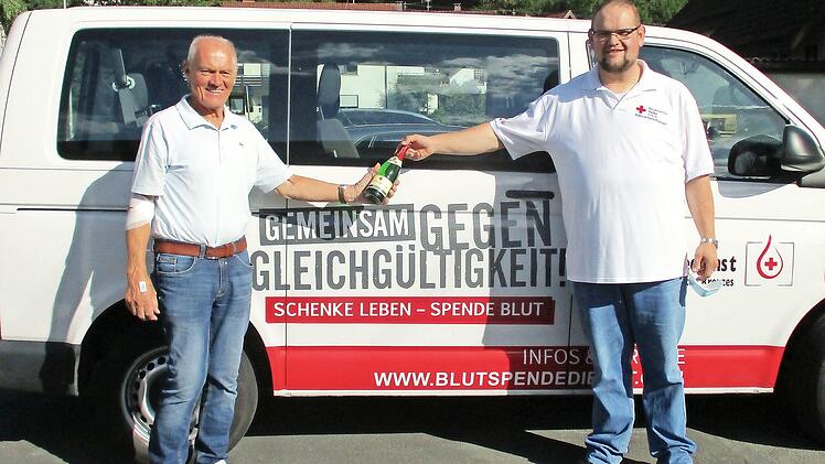 Bereits 175 Mal spendete Willi Müller aus Neufang (li.) Blut. Blutspendebereichsleiter Thomas Reißig dankte ihm herzlich. Foto: Susanne Deuerling