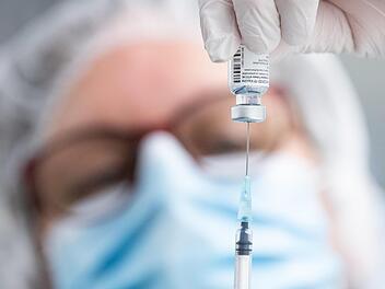 Die Impfung soll das Infektionsgeschehen eindämmen. Doch vorerst bleiben die Infektionszahlen hoch, im Landkreis Kulmbach steigt der Inzidenzwert deutlich.