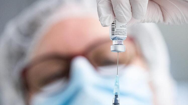 Die Impfung soll das Infektionsgeschehen eindämmen. Doch vorerst bleiben die Infektionszahlen hoch, im Landkreis Kulmbach steigt der Inzidenzwert deutlich.