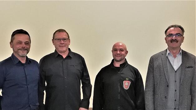 B&uuml;rgermeister Harald Hofmann (rechts) und 3. B&uuml;rgermeister Stephan Schmitt (links) mit dem Sportfunktion&auml;r des Jahres, Gerhard Metz (Zweiter von links) von der Spielvereinigung Haard, und dem Sportler des Jahres, Steffen G&ouml;pfert vom Sportsch&uuml;tzenv...