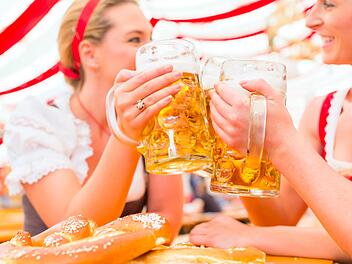 Friends drinking together Bavarian beer in national costume or Dirndl on Oktoberfest Freundinnen trinken zusammen Bier im Bayrischen Dirndl auf Volksfest  von Festzelt, Zelt, Bier
