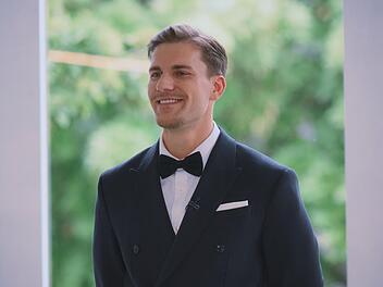 Bachelor Felix Stein küsst in der fünften Folge zum ersten Mal im TV.