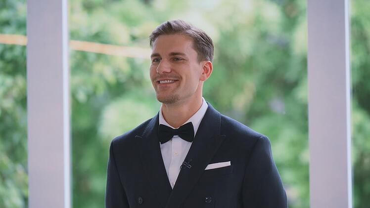 Bachelor Felix Stein küsst in der fünften Folge zum ersten Mal im TV.