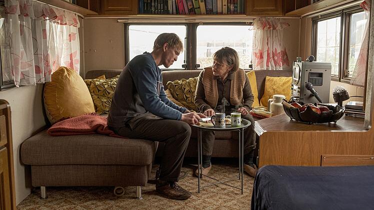 Nat&uuml;rlich wei&szlig; Mareike Thorgard (Gitta Schweigh&ouml;fer), wo ihr Sohn J&uuml;rgen (Pit Bukowski) ist. Dass er allerdings gleich einen der beiden M&auml;nner, die hinter ihm her waren, erschossen hat, findet sie wenig am&uuml;sant.