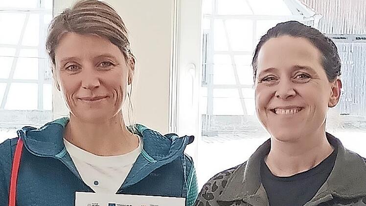 Auszeichnung f&uuml;r den Integrativen Kinderclub Feuerstein: Katharina Kurth-Lipfert (l.) und Pamela Dittrich.