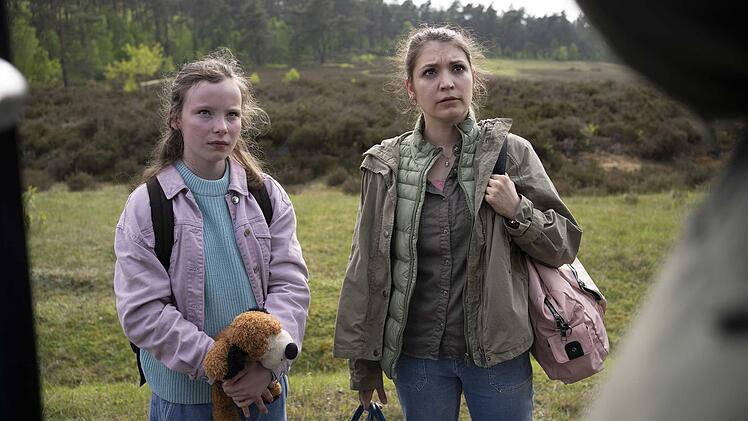 Hilflos in einem fremden Land gestrandet sind die Ukrainerinnen Uljana Rodenko (Irina Potapenko) und ihre Tochter Ana  (Laeni Geiseler), die ihre ganzen Hoffnungen in deutsche P&auml;sse setzen.