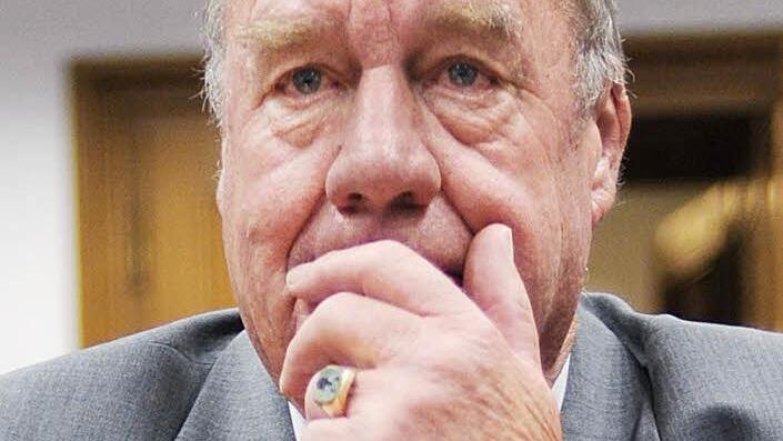Der ehemalige bayerische Verfassungsschutzpräsident Gerhard Forster  vor dem NSU-Untersuchungsausschuss im Bayerischen Landtag  Foto: Andreas Gebert/dpa