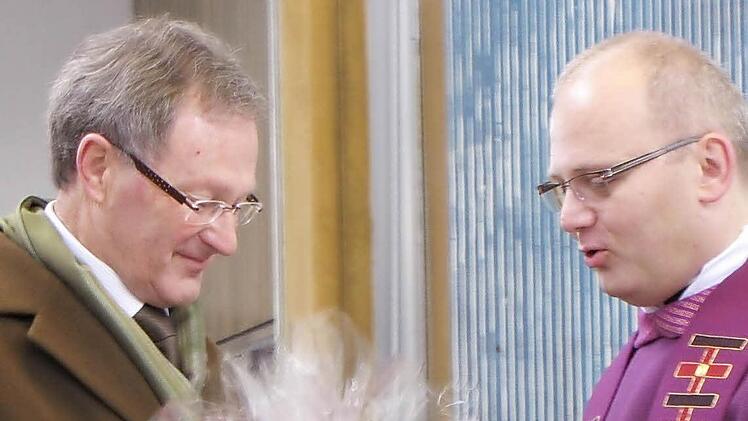 Militärpfarrer Stephan Frank dankt Franz Herrler für dessen Engagement bei der Herausgabe des Kirchenführer.  Foto: Ludwig Deschner