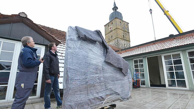 Die Sache hat doch einen Haken: Warten auf den Kranausleger.Fotos: Ronald Rinklef
