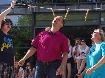 Beim Wienerla-Wettessen gab es nur eine Devise: "Ran an die Wurst!" Foto: Heike Schülein