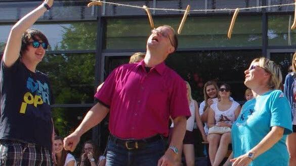 Beim Wienerla-Wettessen gab es nur eine Devise: "Ran an die Wurst!" Foto: Heike Schülein