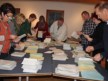 Emsige Betriebsamkeit herrschte beim Auszählen der Stimmen am Sonntagabend im Rathaus Wildflecken. Foto: Ulrike Müller