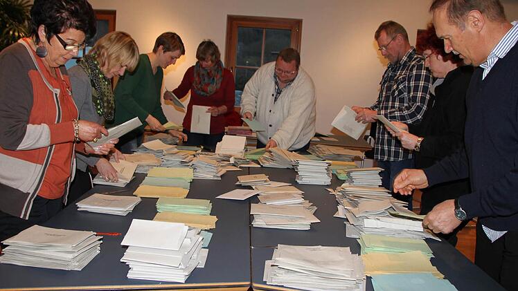 Emsige Betriebsamkeit herrschte beim Auszählen der Stimmen am Sonntagabend im Rathaus Wildflecken. Foto: Ulrike Müller
