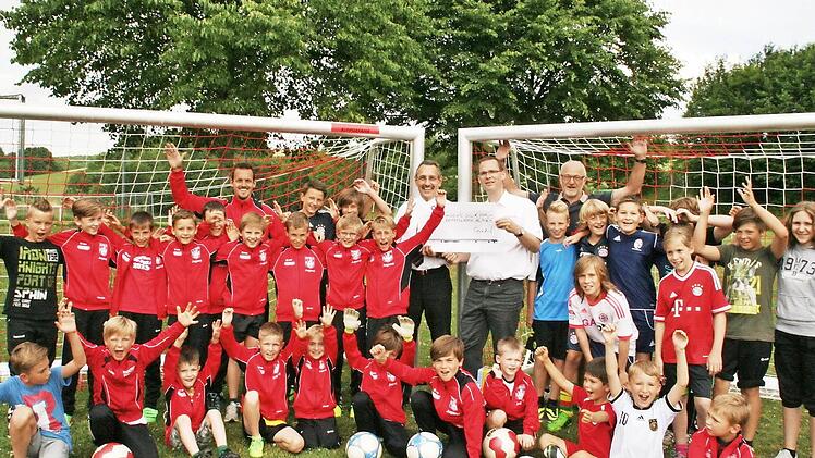 Wolfram Schneider (2. von rechts) übergibt dem TSV-Schatzmeister Harald Albert den Scheck in Höhe von 2000 Euro. Die Jugendtrainer Hubert Vogel (rechts) und Tobias Geipel (ganz links) freuen sich mit.  Foto: Vogel