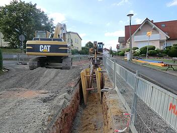 Der Abschnitt zwischen Hassenbacher Kirche und Schule sollte nur ausgebessert werden. Die Schäden waren aber so groß, dass eine komplette Erneuerung von Straße und Gehwegen nötig wurde. Foto: Günther Straub